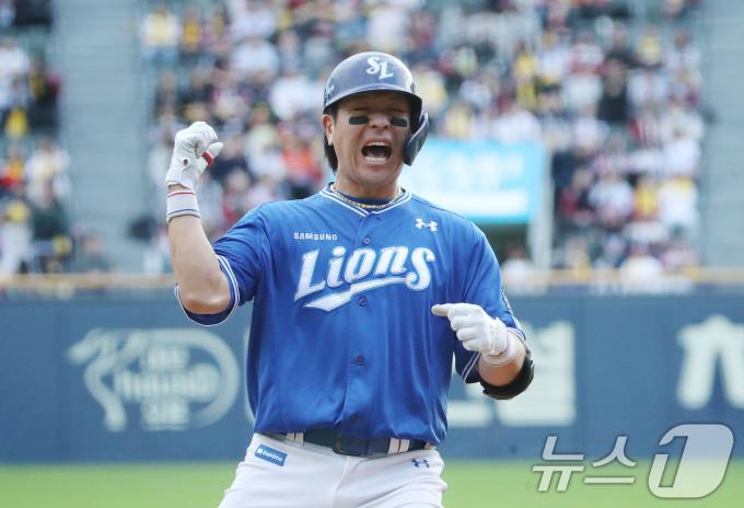 19일 오후 서울 송파구 잠실야구장에서 열린 프로야구 '2024 신한 SOL 뱅크 KBO 포스트시즌' 플레이오프 4차전 삼성 라이온즈와 LG 트윈스의 경기에서 8회초 무사 주자 없는 상황 삼성 강민호가 LG 손주영을 상대로 1점 홈런을 날린 뒤 환호하고 있다. 2024.10.19/뉴스1 ⓒ News1 임세영 기자