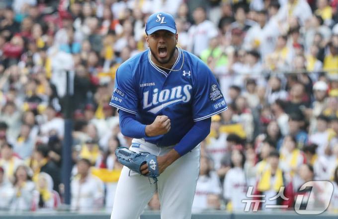 19일 오후 서울 송파구 잠실야구장에서 열린 프로야구 '2024 신한 SOL 뱅크 KBO 포스트시즌' 플레이오프 4차전 삼성 라이온즈와 LG 트윈스의 경기, 6회말 1사 1,2루 상황 삼성 레예스가 LG 신민재를 병살타로 처리한 뒤 환호하고 있다. 2024.10.19/뉴스1 ⓒ News1 임세영 기자