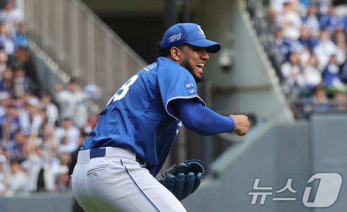 19일 오후 서울 송파구 잠실야구장에서 열린 프로야구 '2024 신한 SOL 뱅크 KBO 포스트시즌' 플레이오프 4차전 삼성 라이온즈와 LG 트윈스의 경기, 6회말 LG 공격 1사 1,2루 상황에서 삼성 선발 레예스가 신민재를 병살 처리한 뒤 환호하고 있다. 2024.10.19/뉴스1 ⓒ News1 장수영 기자