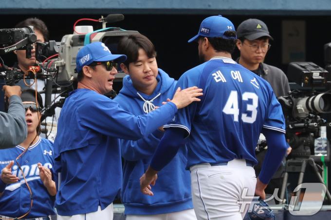 19일 오후 서울 송파구 잠실야구장에서 열린 프로야구 '2024 신한 SOL 뱅크 KBO 포스트시즌' 플레이오프 4차전 삼성 라이온즈와 LG 트윈스의 경기, 1회말 삼성 선발 레예스가 1사 1루 상황에서 오스틴을 상대로 병살처리 한 뒤 더그아웃에 들어가고 있다. 2024.10.19/뉴스1 ⓒ News1 장수영 기자