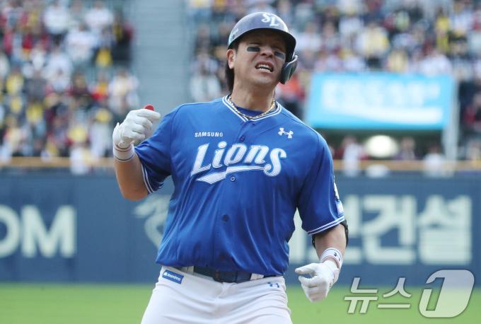 19일 오후 서울 송파구 잠실야구장에서 열린 프로야구 '2024 신한 SOL 뱅크 KBO 포스트시즌' 플레이오프 4차전 삼성 라이온즈와 LG 트윈스의 경기에서 8회초 무사 주자 없는 상황 삼성 강민호가 LG 손주영을 상대로 1점 홈런을 날린 뒤 환호하고 있다. 2024.10.19/뉴스1 ⓒ News1 임세영 기자