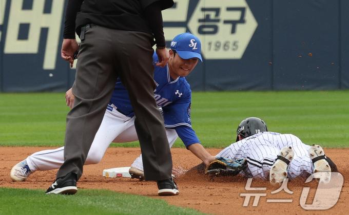 19일 오후 서울 송파구 잠실야구장에서 열린 프로야구 '2024 신한 SOL 뱅크 KBO 포스트시즌' 플레이오프 4차전 삼성 라이온즈와 LG 트윈스의 경기, 2회말 LG공격 1사 1루 상황에서 1루주자 오지환이 도루를 시도했으나 아웃되고 있다. 2024.10.19/뉴스1 ⓒ News1 장수영 기자