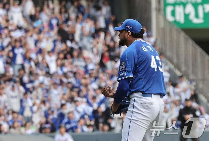 19일 오후 서울 송파구 잠실야구장에서 열린 프로야구 '2024 신한 SOL 뱅크 KBO 포스트시즌' 플레이오프 4차전 삼성 라이온즈와 LG 트윈스의 경기, 6회말 LG 공격 1사 1,2루 상황에서 삼성 선발 레예스가 신민재를 병살 처리한 뒤 환호하고 있다. 2024.10.19/뉴스1 ⓒ News1 장수영 기자