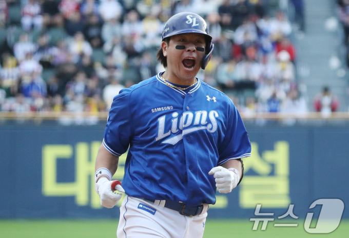 19일 오후 서울 송파구 잠실야구장에서 열린 프로야구 '2024 신한 SOL 뱅크 KBO 포스트시즌' 플레이오프 4차전 삼성 라이온즈와 LG 트윈스의 경기에서 8회초 무사 주자 없는 상황 삼성 강민호가 LG 손주영을 상대로 1점 홈런을 날린 뒤 환호하고 있다. 2024.10.19/뉴스1 ⓒ News1 임세영 기자