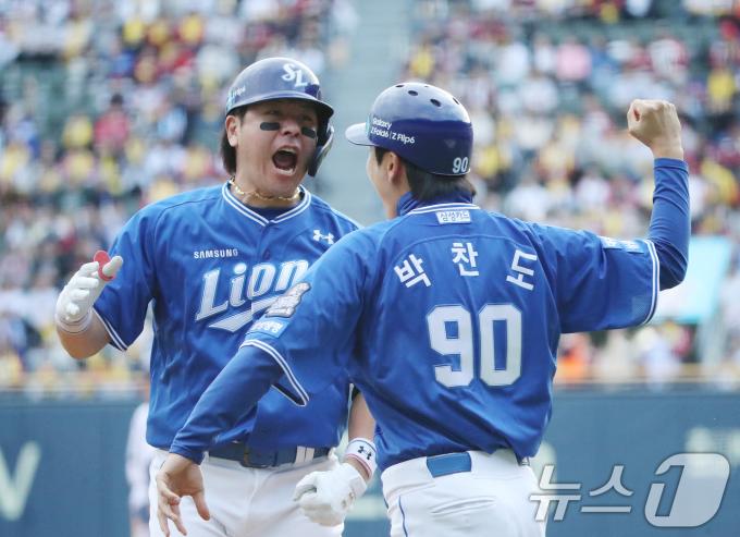 19일 오후 서울 송파구 잠실야구장에서 열린 프로야구 '2024 신한 SOL 뱅크 KBO 포스트시즌' 플레이오프 4차전 삼성 라이온즈와 LG 트윈스의 경기에서 8회초 무사 주자 없는 상황 삼성 강민호가 LG 손주영을 상대로 1점 홈런을 날린 뒤 환호하고 있다. 2024.10.19/뉴스1 ⓒ News1 임세영 기자