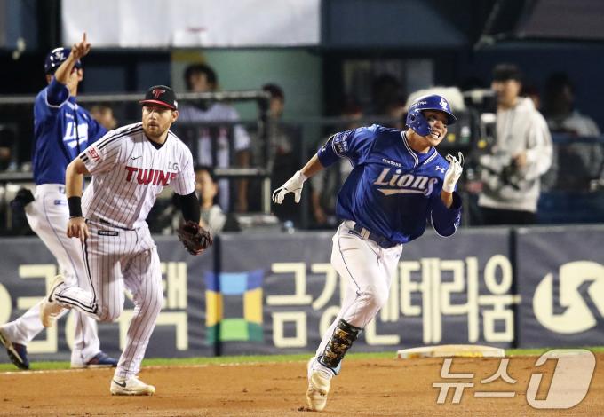 17일 오후 서울 송파구 잠실야구장에서 열린 프로야구 '2024 신한 SOL 뱅크 KBO 포스트시즌' 플레이오프 3차전 삼성 라이온즈와 LG 트윈스의 경기, 7회초 삼성 공격 2사 주자없는 상황에서 김영웅이 3루타를 때린 후 질주하고 있다. 2024.10.17/뉴스1 ⓒ News1 오대일 기자