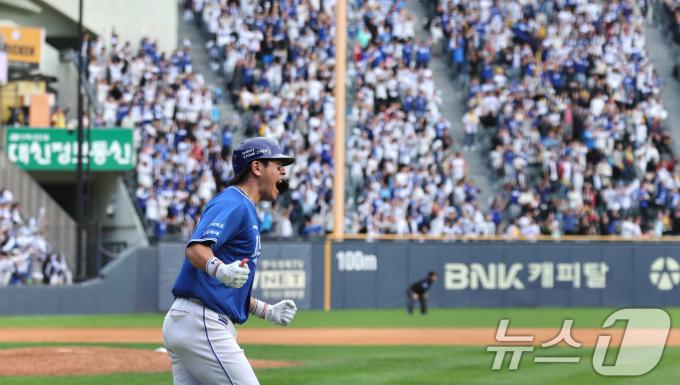 19일 오후 서울 송파구 잠실야구장에서 열린 프로야구 '2024 신한 SOL 뱅크 KBO 포스트시즌' 플레이오프 4차전 삼성 라이온즈와 LG 트윈스의 경기, 8회초 삼성 공격 선두타자 강민호가 선제 솔로 홈런을 친 뒤 포효하고 있다. 2024.10.19/뉴스1 ⓒ News1 장수영 기자