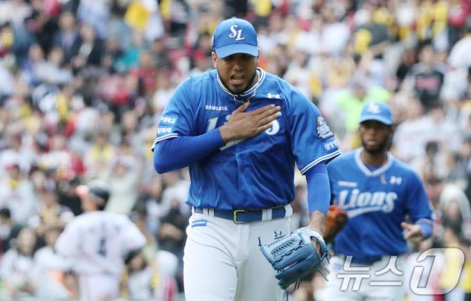 19일 오후 서울 송파구 잠실야구장에서 열린 프로야구 '2024 신한 SOL 뱅크 KBO 포스트시즌' 플레이오프 4차전 삼성 라이온즈와 LG 트윈스의 경기, 6회말 1사 1,2루 상황 삼성 레예스가 LG 신민재를 병살타로 처리한 뒤 환호하고 있다. 2024.10.19/뉴스1 ⓒ News1 임세영 기자