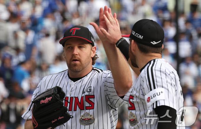 19일 오후 서울 송파구 잠실야구장에서 열린 프로야구 '2024 신한 SOL 뱅크 KBO 포스트시즌' 플레이오프 4차전 삼성 라이온즈와 LG 트윈스의 경기, 6회초 삼성공격 2사 상황에서 LG 선발 엔스가 디아즈를 삼진 처리 한 뒤 오스틴과 하이파이브 하고 있다. 2024.10.19/뉴스1 ⓒ News1 장수영 기자