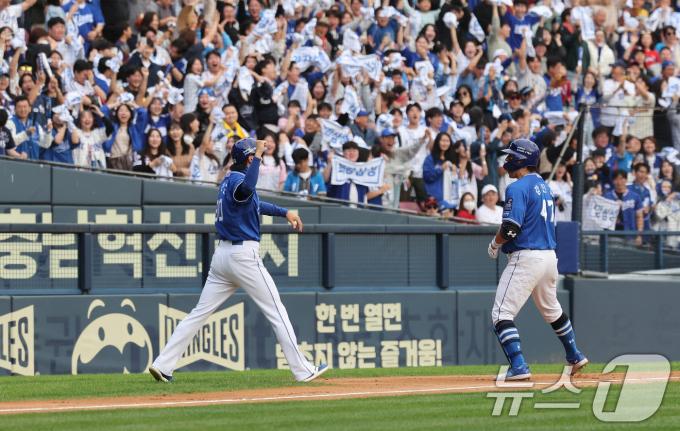19일 오후 서울 송파구 잠실야구장에서 열린 프로야구 '2024 신한 SOL 뱅크 KBO 포스트시즌' 플레이오프 4차전 삼성 라이온즈와 LG 트윈스의 경기, 8회초 삼성 공격 선두타자 강민호가 선제 솔로 홈런을 친 뒤 베이스를 돌고 있다. 2024.10.19/뉴스1 ⓒ News1 장수영 기자