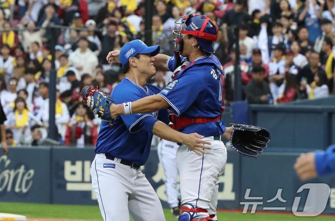 19일 오후 서울 송파구 잠실야구장에서 열린 프로야구 '2024 신한 SOL 뱅크 KBO 포스트시즌' 플레이오프 4차전 삼성 라이온즈와 LG 트윈스의 경기에서 승리하며 한국시리즈행을 확정한 삼성 김제윤과 강민호가 포옹을 하고 있다. 2024.10.19/뉴스1 ⓒ News1 임세영 기자