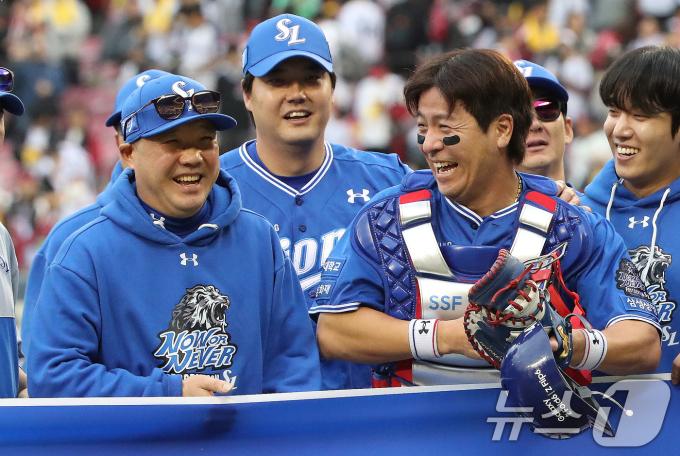 19일 오후 서울 송파구 잠실야구장에서 열린 프로야구 '2024 신한 SOL 뱅크 KBO 포스트시즌' 플레이오프 4차전 삼성 라이온즈와 LG 트윈스의 경기에서 승리하며 한국시리즈행을 확정한 삼성 박진만 감독과 강민호가 환하게 웃고 있다. 이날 경기는 삼성이 LG를 상대로 1-0으로 승리했다. 2024.10.19/뉴스1 ⓒ News1 임세영 기자