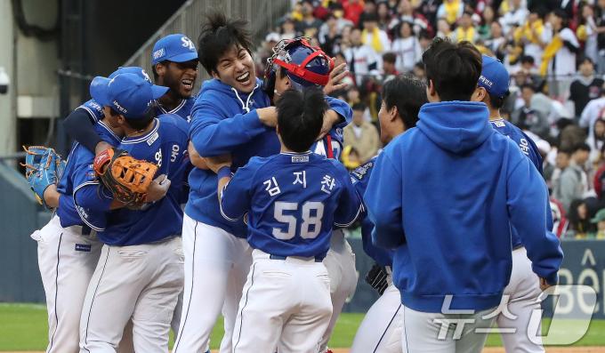 19일 오후 서울 송파구 잠실야구장에서 열린 프로야구 '2024 신한 SOL 뱅크 KBO 포스트시즌' 플레이오프 4차전 삼성 라이온즈와 LG 트윈스의 경기에서 승리하며 한국시리즈행이 확정된 삼성 선수들이 환호하고 있다. 이날 경기는 삼성이 LG를 상대로 1-0으로 승리했다. 2024.10.19/뉴스1 ⓒ News1 임세영 기자