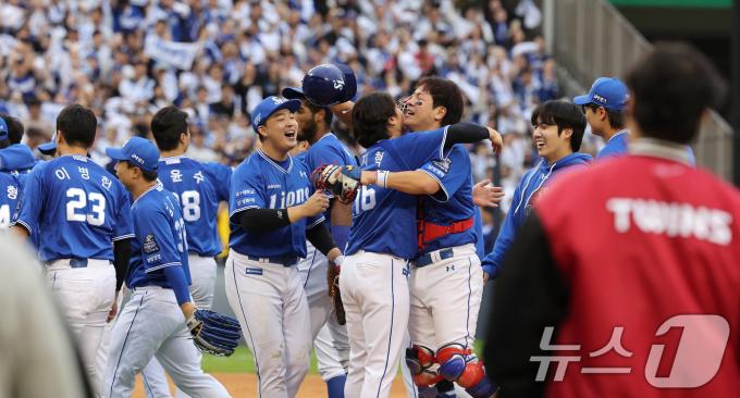 19일 오후 서울 송파구 잠실야구장에서 열린 프로야구 '2024 신한 SOL 뱅크 KBO 포스트시즌' 플레이오프 4차전 삼성 라이온즈와 LG 트윈스의 경기에서 승리하며 한국시리즈행을 확정한 삼성 강민호가 동료들과 기쁨을 나누고 있다. 2024.10.19/뉴스1 ⓒ News1 장수영 기자