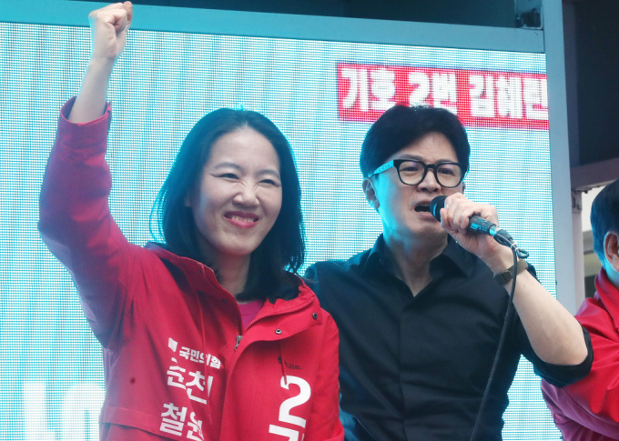 한동훈 국민의힘 총괄선거대책위원장이 3일 오후 강원도 춘천시 명동거리에서 열린 '국민의힘으로 춘천철원화천양구살리기' 지원유세에서 김혜란 강원 춘천철원화천양구갑 후보와 함께 지지를 호소하고 있다./사진=뉴스1