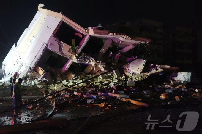 15일(현지시간) 헤즈볼라와 전쟁 중인 이스라엘 군의 공습을 받은 레바논 남부에서 기울어진 건물이 보인다. 2024.10.16 ⓒ AFP=뉴스1 ⓒ News1 우동명 기자