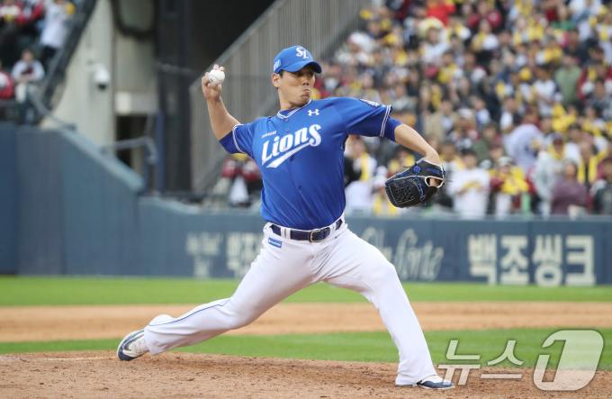 19일 오후 서울 송파구 잠실야구장에서 열린 프로야구 '2024 신한 SOL 뱅크 KBO 포스트시즌' 플레이오프 4차전 삼성 라이온즈와 LG 트윈스의 경기에서 삼성 김재윤이 역투하고 있다. 2024.10.19/뉴스1 ⓒ News1 임세영 기자