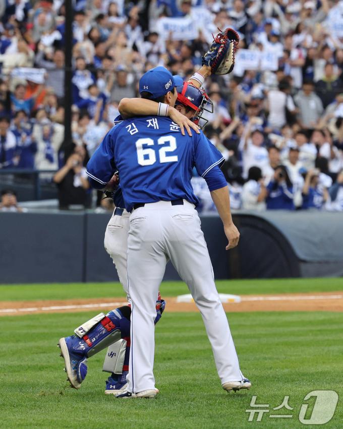 19일 오후 서울 송파구 잠실야구장에서 열린 프로야구 '2024 신한 SOL 뱅크 KBO 포스트시즌' 플레이오프 4차전 삼성 라이온즈와 LG 트윈스의 경기에서 삼성 강민호와 김재윤이 1대0으로 경기에 승리하자 끌어안고 기쁨을 나누고 있다. 2024.10.19/뉴스1 ⓒ News1 장수영 기자