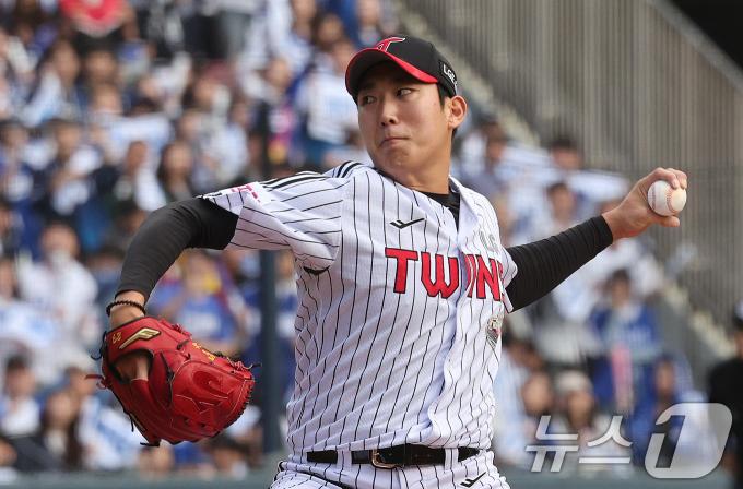 19일 오후 서울 송파구 잠실야구장에서 열린 프로야구 '2024 신한 SOL 뱅크 KBO 포스트시즌' 플레이오프 4차전 삼성 라이온즈와 LG 트윈스의 경기, 7회초 LG 중간계투로 나선 손주영이 역투하고 있다. 2024.10.19/뉴스1 ⓒ News1 장수영 기자