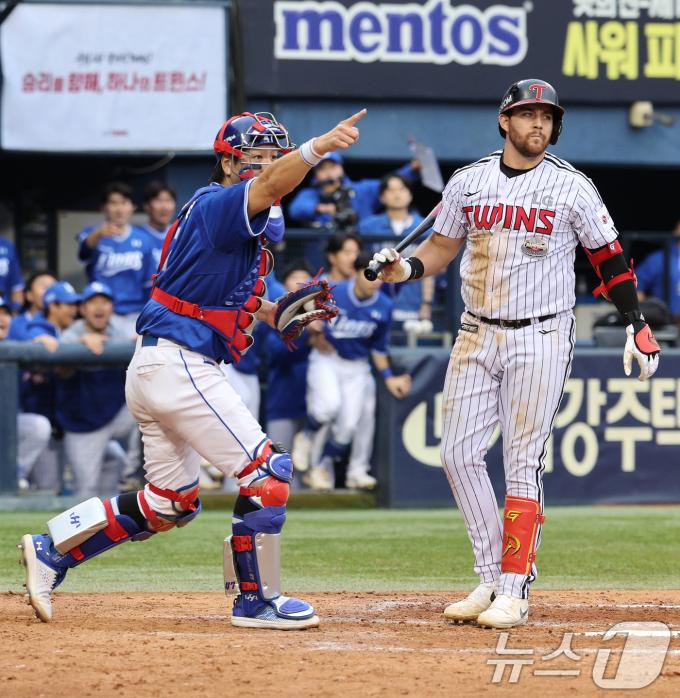 19일 오후 서울 송파구 잠실야구장에서 열린 프로야구 '2024 신한 SOL 뱅크 KBO 포스트시즌' 플레이오프 4차전 삼성 라이온즈와 LG 트윈스의 경기, 9회말 LG 공격 2사 주자 없는 상황에서 삼성 강민호가 오스틴의 삼진을 결정짓는 스윙 여부를 확인하고 있다. 2024.10.19/뉴스1 ⓒ News1 장수영 기자