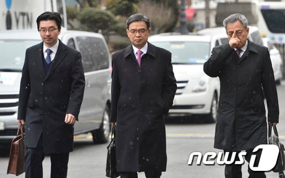 이중환 변호사(가운데) 등 박근혜 대통령측 법률대리인단이 22일 오전 서울 종로구 헌법재판소 대심판정에서 열린 박근혜 대통령 탄핵심판 제16차 변론기일에 참석하고 있다. 2017.2.22/뉴스1 ⓒ News1 신웅수 기자