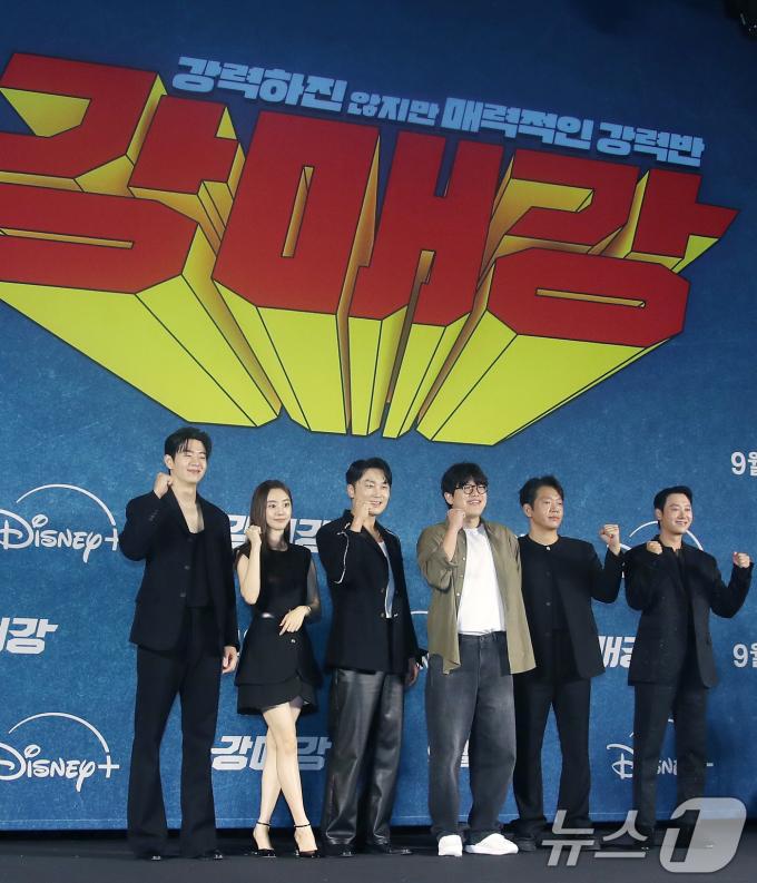배우 이승우(왼쪽부터)와 박세완, 서현우, 안종연 감독, 박지환, 김동욱이 5일 오전 서울 구로구 신도림 라마다 호텔에서 열린 디즈니+ 새 오리지널 시리즈 '강매강' 제작발표회에 참석해 포즈를 취하고 있다. '강매강'은 전국 꼴찌 강력반과 초엘리트 신임반장이 만나 최강의 원팀으로 거듭나는 코믹 수사물이다. 2024.9.5/뉴스1 ⓒ News1 권현진 기자