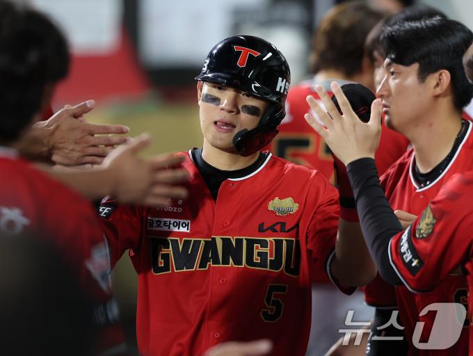 25일 오후 광주 기아챔피언스필드에서 열린 '2024 신한 SOL 뱅크 KBO리그' 롯데 자이언츠와 KIA 타이거즈의 경기, KIA 김도영이 1회말 무사 3루에서 최원준의 희생플라이로 득점에 성공 후 더그아웃에서 동료들의 축하를 받고 있다. 2024.9.25/뉴스1 ⓒ News1 김진환 기자