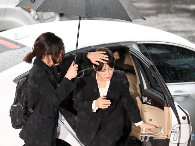 '음주운전 혐의'를 받는 문재인 전 대통령의 딸 문다혜 씨가 18일 오후 서울 용산구 용산경찰서에 피의자 신분으로 출석하고 있다. 2024.10.18/뉴스1 ⓒ News1 황기선 기자