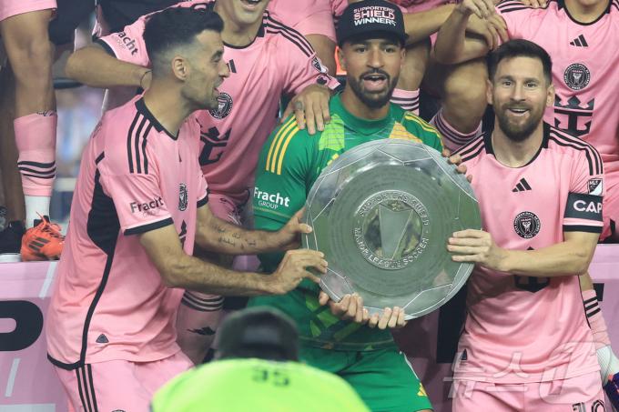 인터 마이애미는 2024 MLS 정규리그 1위를 차지했다. 동료와 함께 우승컵을 든 리오넬 메시(오른쪽). ⓒ AFP=뉴스1