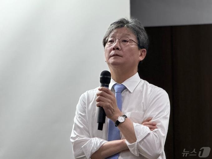 유승민 전 국민의힘 의원이 인천 연수구 인천대 교수회관에서 '청년의 미래와 정치'를 주제로 특강을 진행한 뒤 학생들의 질문을 듣고 있다.2024.5.2/뉴스1 ⓒ News1 박소영 기자