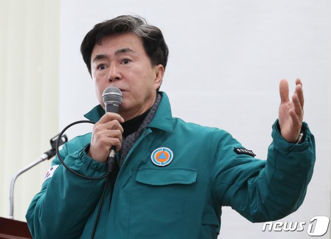 김태흠 충남지사가 23일 화재가 발생한 충남 서천 특화시장을 찾아 상인과 대화를 하는 모습.. 2024.1.23/뉴스1 ⓒ News1 김기태 기자