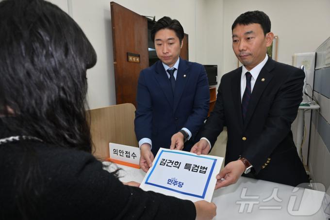 더불어민주당 김용만 원내부대표와 김용민 원내정책수석부대표가 17일 오전 서울 여의도 국회 의안과에서 '김건희 특검법'을 제출하고 있다. (공동취재) 2024.10.17/뉴스1 ⓒ News1 김민지 기자