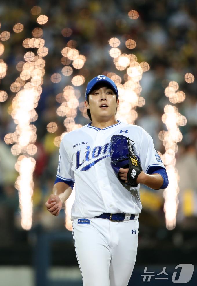 15일 오후 대구 삼성라이온즈파크에서 열린 프로야구 '2024 신한 SOL 뱅크 KBO 포스트시즌' 플레이오프 2차전 LG 트윈스와 삼성 라이온즈의 경기, 7회초 삼성 선발투수 원태인 뒤로 폭죽 불꽃이 피어오르고 있다. 2024.10.15/뉴스1 ⓒ News1 공정식 기자