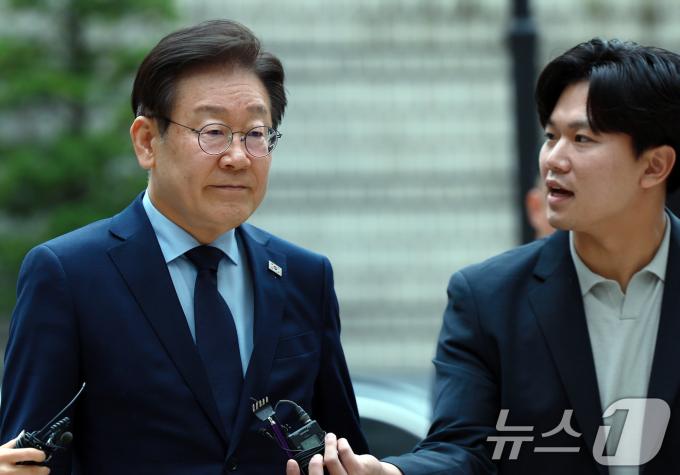 이재명 더불어민주당 대표가 15일 오전 서울 서초구 서초동 중앙지방법원에서 열린 '대장동 배임·성남FC 뇌물' 특정범죄가중처벌등에관한법률위반(뇌물) 등 1심 공판 출석을 위해 도착, 취재진의 질문을 받으며 법정으로 향하고 있다. 2024.10.15/뉴스1 ⓒ News1 박정호 기자