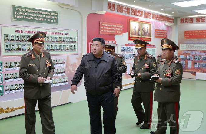 북한 노동당 기관지 노동신문은 18일 김정은 당 총비서가 17일 남북 접경부대 중 하나인 조선인민군 제2군단 지휘부를 방문했다고 보도했다. 이날 김 총비서는 