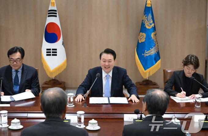 윤석열 대통령이 18일 서울 용산 대통령실 청사에서 제31회 한일재계회의 참석차 방한 중인 도쿠라 마사카즈 일본 경제단체연합회 회장을 비롯한 일본 경제인 대표단을 접견하고 있다. (대통령실 제공) 2024.10.18/뉴스1 ⓒ News1 박지혜 기자
