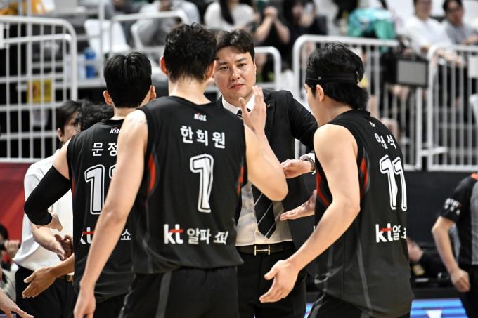 KT가 삼성을 꺾고 시즌 첫승을 신고했다.(KBL 제공)