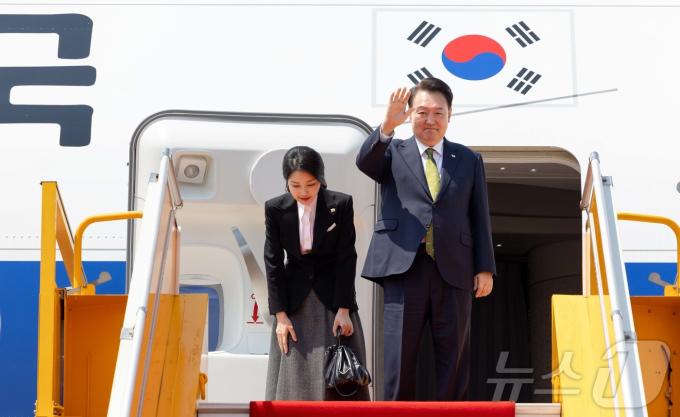 윤석열 대통령과 부인 김건희 여사가 11일(현지시간) 라오스 비엔티안 왓타이 국제공항에서 귀국하기 전 전용기에 올라 환송객들과 인사하고 있다. (대통령실 제공) 2024.10.11/뉴스1 ⓒ News1 송원영 기자