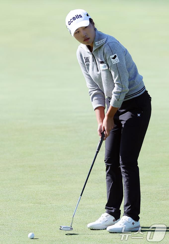 성유진(대한민국)이 20일 경기 파주 서원밸리 컨트리클럽 서원힐스에서 열린 LPGA 투어 'BMW 레이디스 챔피언십 2024' 파이널 라운드 7번홀 퍼팅을 하고 있다. 2024.10.20/뉴스1 ⓒ News1 김진환 기자