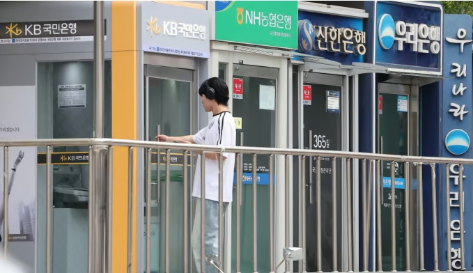 이달 23일 금융당국이 제2금융권을 대상으로 가계 대출 풍선효과 차단방안을 마련하기 위한 점검회의를 연다. 사진은 서울 시내에 설치된 시중은행 ATM 기기 모습./사진=뉴스1  
