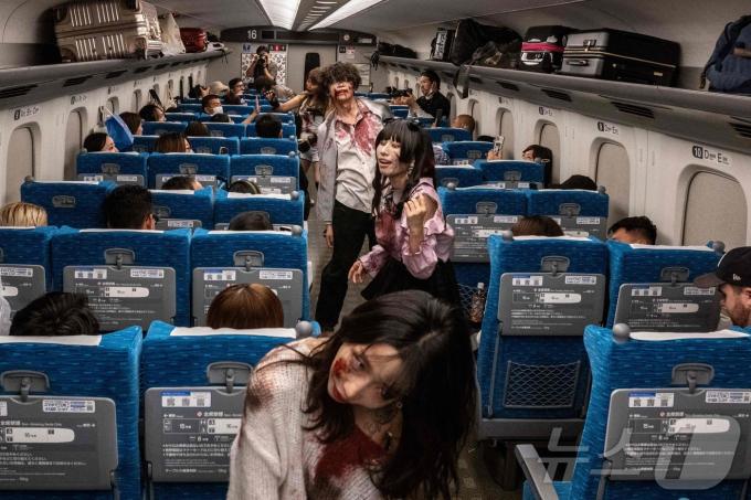 19일 이벤트 제작사 고와가라세타이가 기획한 '좀비 신칸센'이 일본 도쿄역에서 출발했다. 24.10.19 ⓒ AFP=뉴스1 ⓒ News1 김예슬 기자