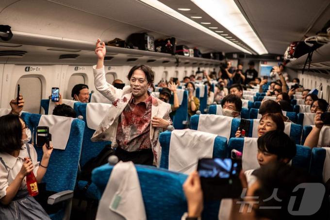 19일 이벤트 제작사 고와가라세타이가 기획한 '좀비 신칸센'이 일본 도쿄역에서 출발했다. 24.10.19 ⓒ AFP=뉴스1 ⓒ News1 김예슬 기자