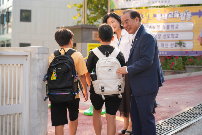 하윤수 부산교육감이 초등학교 현장점검을 하고 있다./사진=부산교육청