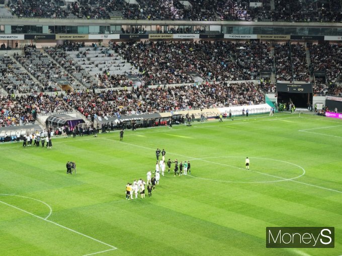  지난 20일 '2024 넥슨 아이콘매치' FC 스피어와 실드 유나이티드의 경기가 끝난 후 양 팀 선수들이 서로를 격려하고 있다. /사진=양진원 기자