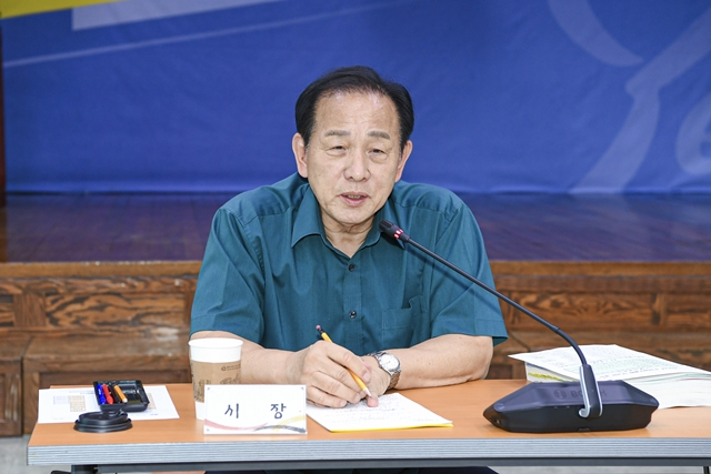 신현국 문경시장이 2025년 주요업무계획 보고회를 주재하고 있다./사진제공=경북 문경시