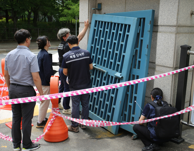 검찰이 충북 청주 한 고등학교에서 70대 경비원이 철제 교문 깔림 사고와 관련해 관계자 4명을 불구속 송치했다. 사진은 지난 6월24일 청주시 서원구 A고교에서 70대 경비원이 학교 정문 접이식 철문에 깔려 숨지는 사고가 발생해 경찰이 조사 중인 모습. /사진=뉴시스