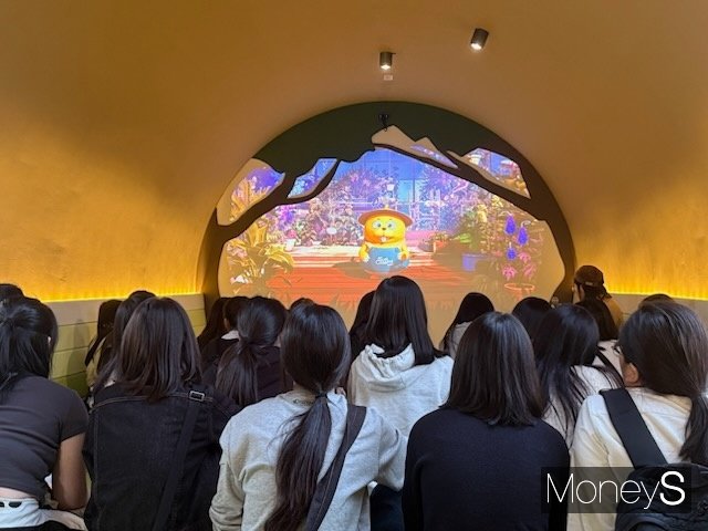 여수중앙여중 학생들이 순천만국가정원 관람 여행상품을 즐기고 있다/사진=광주조달청 제공.