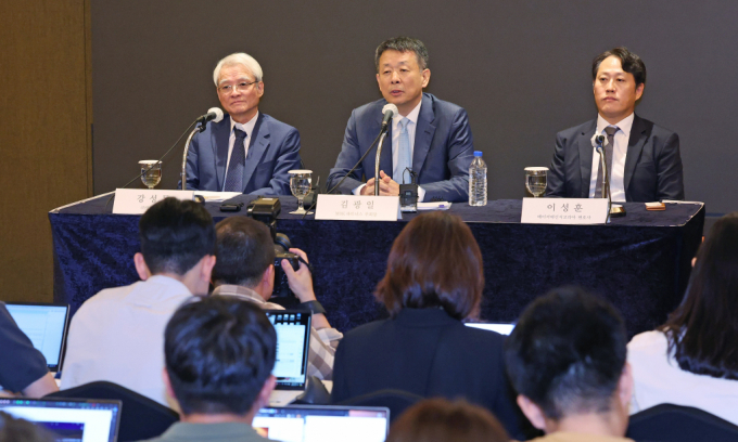 지난달 19일 오전 서울 중구 롯데호텔에서 열린 MBK파트너스 고려아연 공개매수 관련 기자간담회에서 김광일 MBK 파트너스 부회장(가운데)가 취재진의 질문에 답하고 있다. / 사진=뉴스1 장수영 기자 /사진=(서울=뉴스1) 장수영 기자