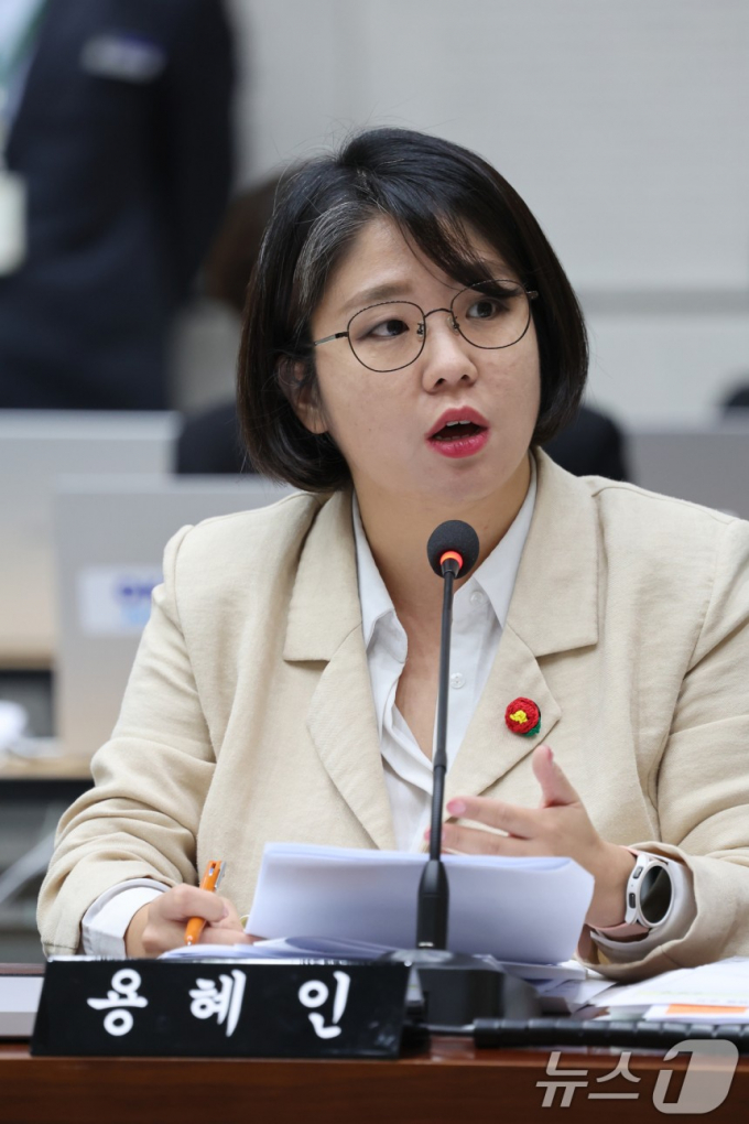  용혜인 기본소득당 의원이 21일 오전 전남도청에서 열린 국회행정안전위원회 전남도 국감에서 발언하고 있다./뉴스1