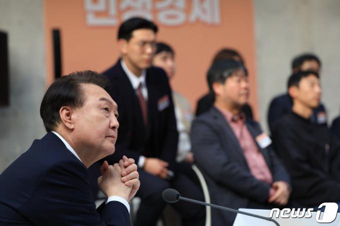 윤석열 대통령이 8일 오전 서울 성동구 복합문화공간 레이어57에서 ‘함께 뛰는 중소기업?소상공인, 살맛나는 민생경제’를 주제로 열린 열 번째 국민과 함께하는 민생토론회에 참석해 의견을 듣고 있다. (대통령실 제공) 2024.2.8/뉴스1 ⓒ News1 안은나 기자